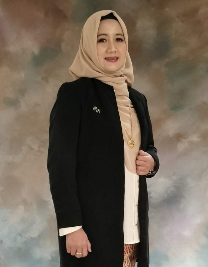 FOTO RINA JAKET HITAM